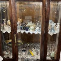 Vetrina e soprammobili