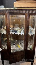 Vetrina e soprammobili