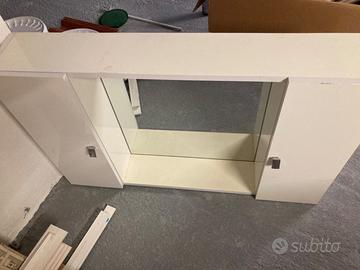Mobile bianco con specchio e luce