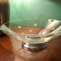 Centrotavola in cristallo e base in argento. 