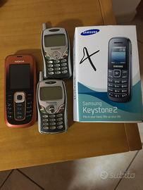 Cellulari datati vari modelli.