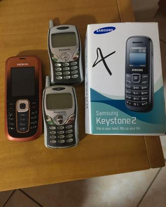 Cellulari datati vari modelli.