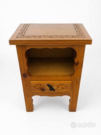 Comodino rustico tirolese in legno con cassetto