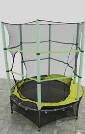 Trampolino elastico per bambini.