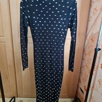 Vestito elastico con spacco.