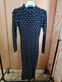 Vestito elastico con spacco.