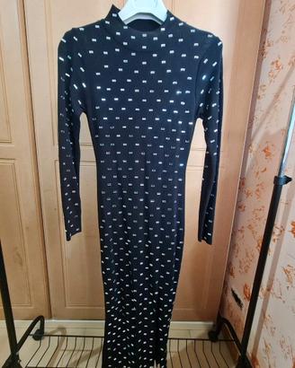 Vestito elastico con spacco.