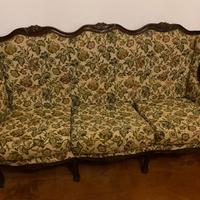 Vecchio divano con cuscini sfoderanili