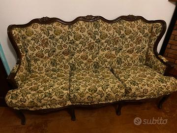 Vecchio divano con cuscini sfoderanili