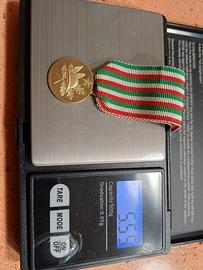 Medaglia anniversario della vittoria.
Oro 750  