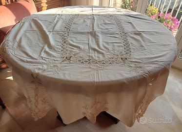 EleganteTovaglia Vintage Ricamata a Mano con Pizzo