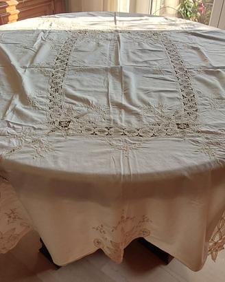 EleganteTovaglia Vintage Ricamata a Mano con Pizzo