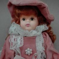 Bambola anni 60 con viso e mani di porcellana