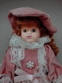 Bambola anni 60 con viso e mani di porcellana