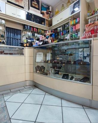 Arredo negozio completo