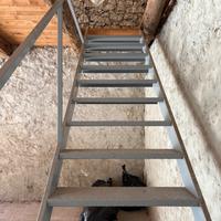 Scala in ferro uso esterno 13 gradini e corrimano