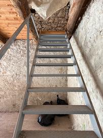 Scala in ferro uso esterno 13 gradini e corrimano