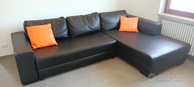 Divano letto ad L in ecopelle usato