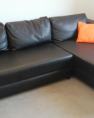 Divano letto ad L in ecopelle usato