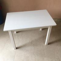 Tavolino e seggiolini in legno