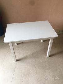 Tavolino e seggiolini in legno