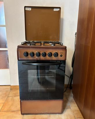 Cucina 4 fuochi con forno elettrico