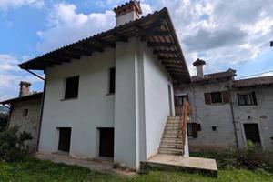 Casa accostata monocamera.