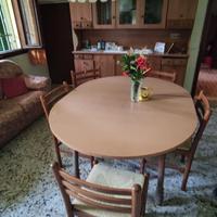 Credenza tavolo e sedie