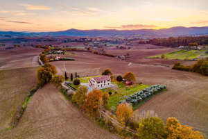 Casale storico in posizione dominante