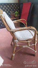 Due  Poltroncine e tavolo.in vimini con cuscini