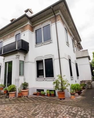 Casa indipendente di 444 m² con più di 5 locali e 