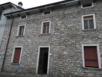 Casa in sasso con terreno