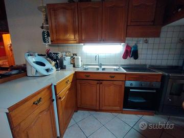 Cucina in legno massiccio+piano cottura Bosch