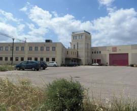 Capannone industriale con uffici e alloggi per il