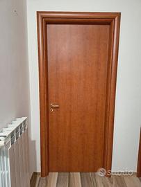 porta interna di qualità e con maniglie come nuova