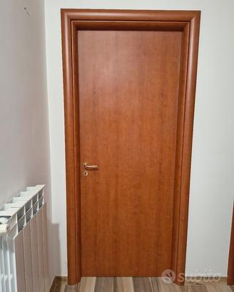 porta interna di qualità e con maniglie come nuova