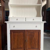 credenza con piattaia in stile shabby