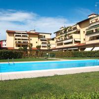 In residence con piscina, trilocale con terrazzo