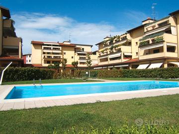 In residence con piscina, trilocale con terrazzo