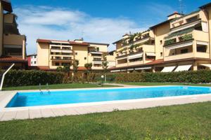 In residence con piscina, trilocale con terrazzo