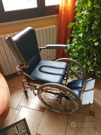 Carrozzina/sedia a rotelle con schienale reclinabi