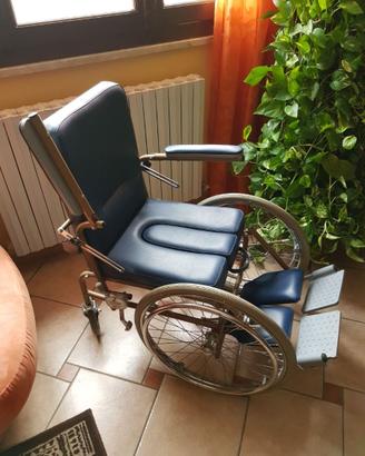 Carrozzina/sedia a rotelle con schienale reclinabi