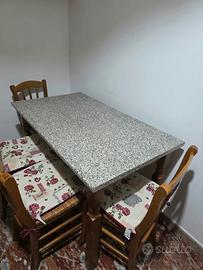 Tavolo da cucina con piano effetto granito e sedie