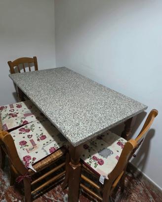 Tavolo da cucina con piano effetto granito e sedie