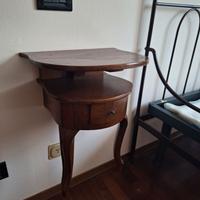 Coppia di comodini sospesi d’epoca in legno