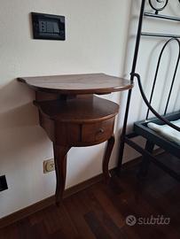 Coppia di comodini sospesi d’epoca in legno