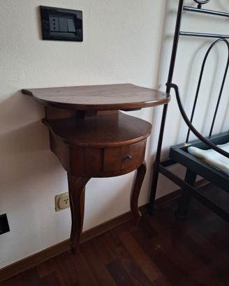 Coppia di comodini sospesi d’epoca in legno
