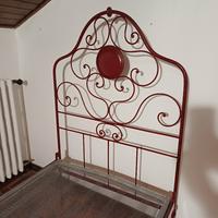 Letto singolo in ferro battuto rosso