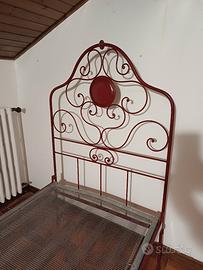 Letto singolo in ferro battuto rosso