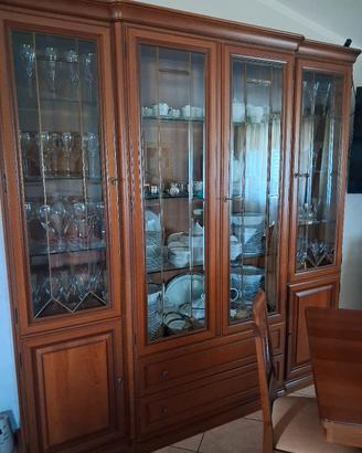 vetrina, mobile basso, tavolo e sedie